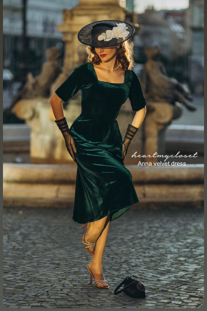 Anna Velvet- 1950s vintage dress with pleat at back