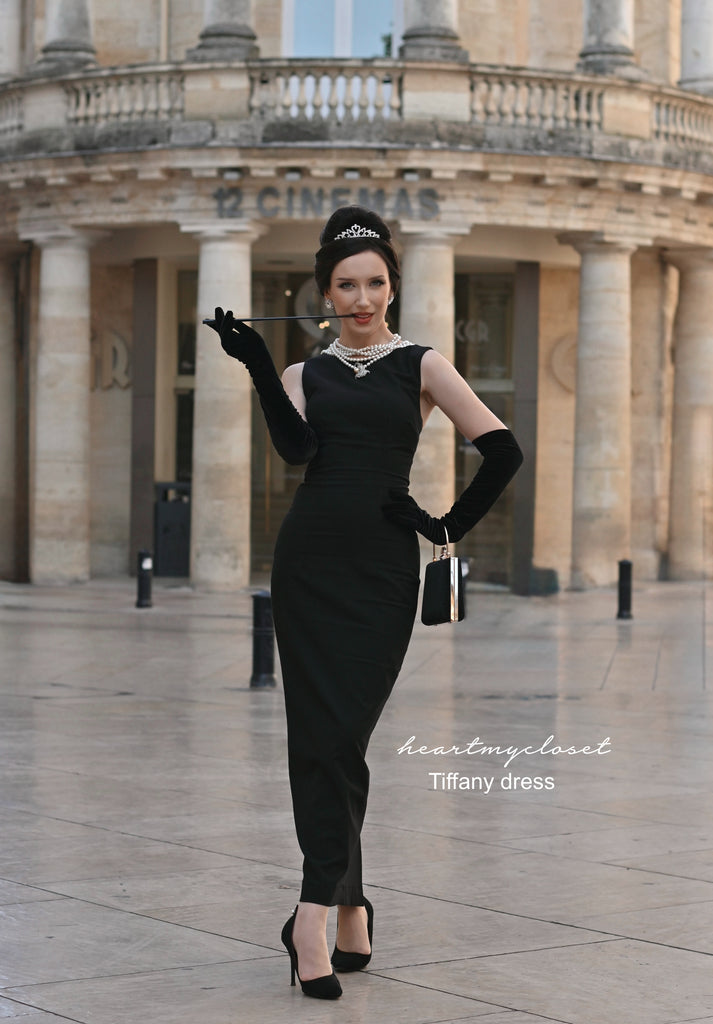 audrey hepburn the little black dress Breakfast at Tiffany's Neck:17 Red Framed in our standard embellishment_Lace