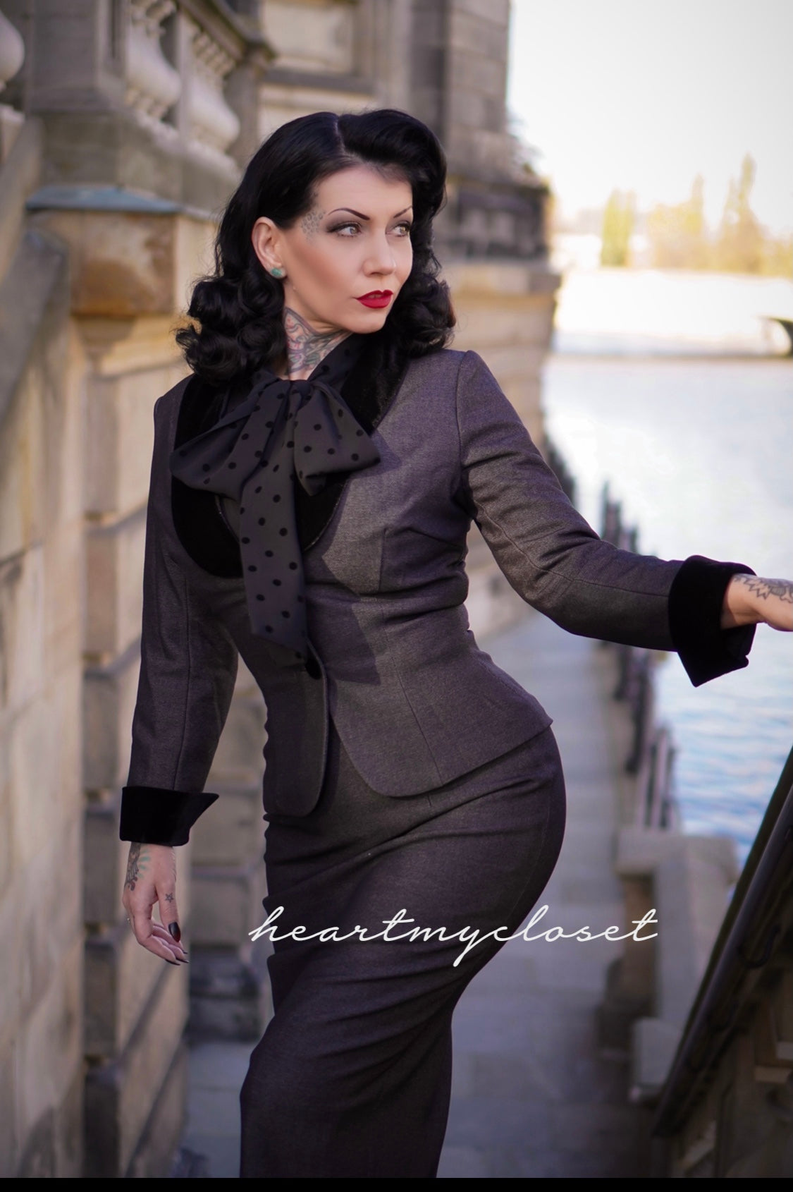 Jane - 50s vintage suit velvet neckline V neck - heartmycloset